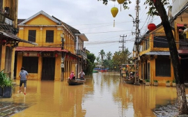 Tình hình bão số 10: lũ quét gây thiệt hại nhiều nhà dân, phố cổ Hội An tiếp tục ngập sâu
