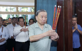 Chủ tịch nước Tô Lâm dâng hương tại Đền thờ Bác Hồ tỉnh Trà Vinh