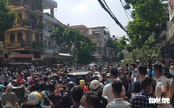 Hàng chục người tụ tập trước cửa phòng gym của Duy Nguyễn