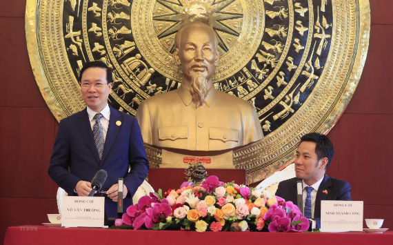 Chủ tịch nước gặp gỡ cán bộ cơ quan ngoại giao Việt Nam tại Trung Quốc