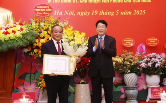 Trao Huy hiệu 40 năm tuổi Đảng cho Chủ nhiệm Văn phòng Chủ tịch nước